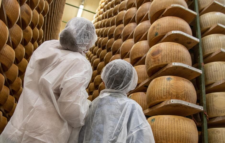 I Segreti Del Parmigiano Reggiano Al Caseificio Parma Tgtourism